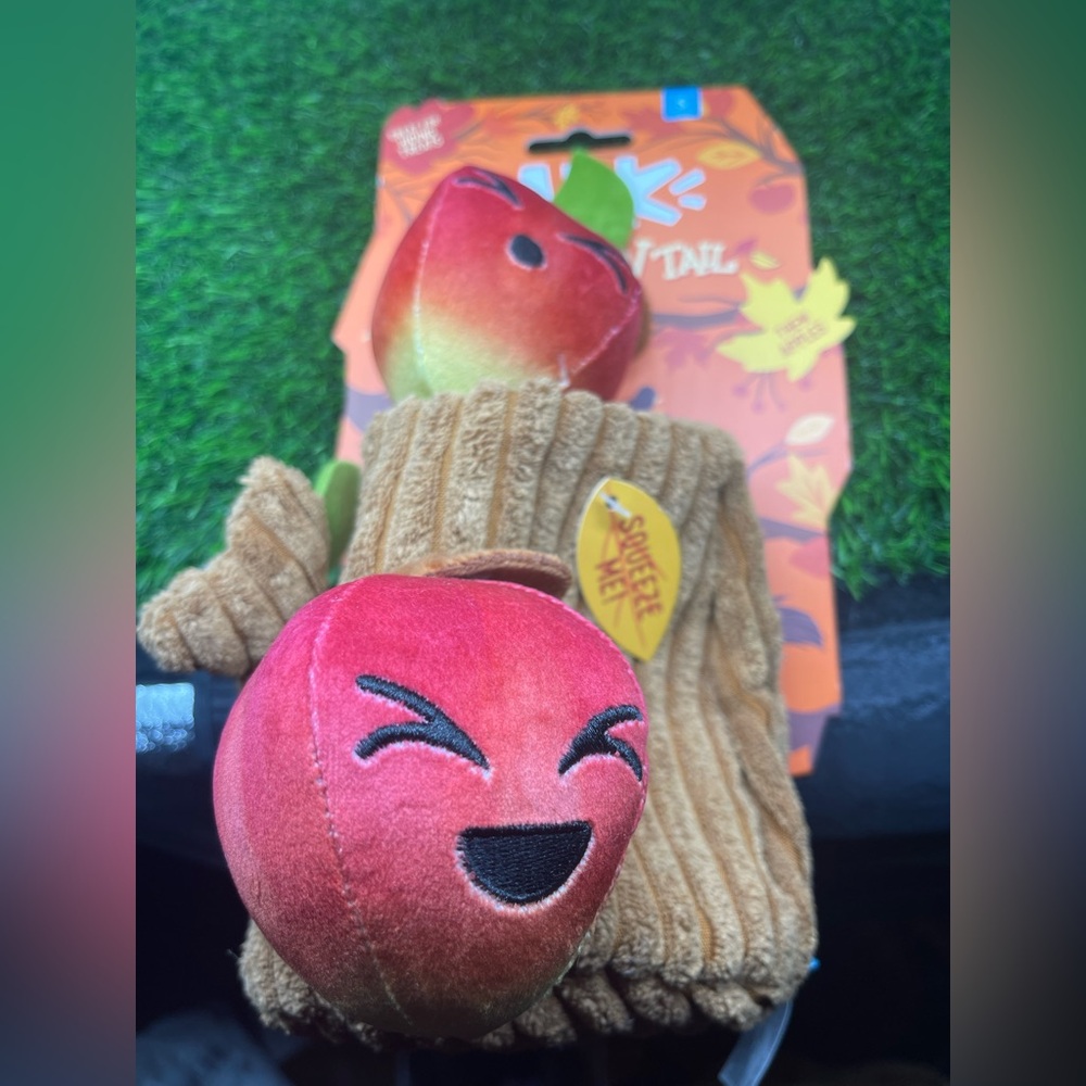 BARK Them Apples 3-in-1 Squeaky Plush Dog Toy
By BARK, NWT 🍎 - Picture 10 of 11